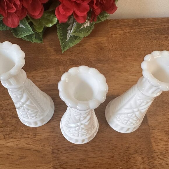 Set of 3 Milk Glass Bud Vases Diamond Point and Scalloped Edge Vintage Wedding - Picture 5 of 8